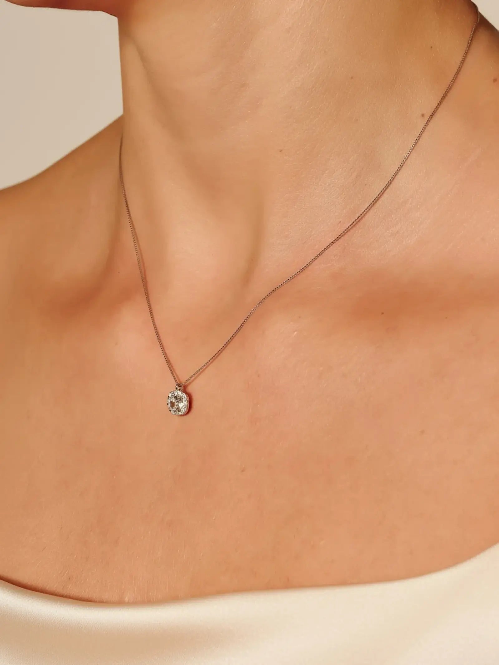 Grandinėlė ant kaklo "White Zircon"