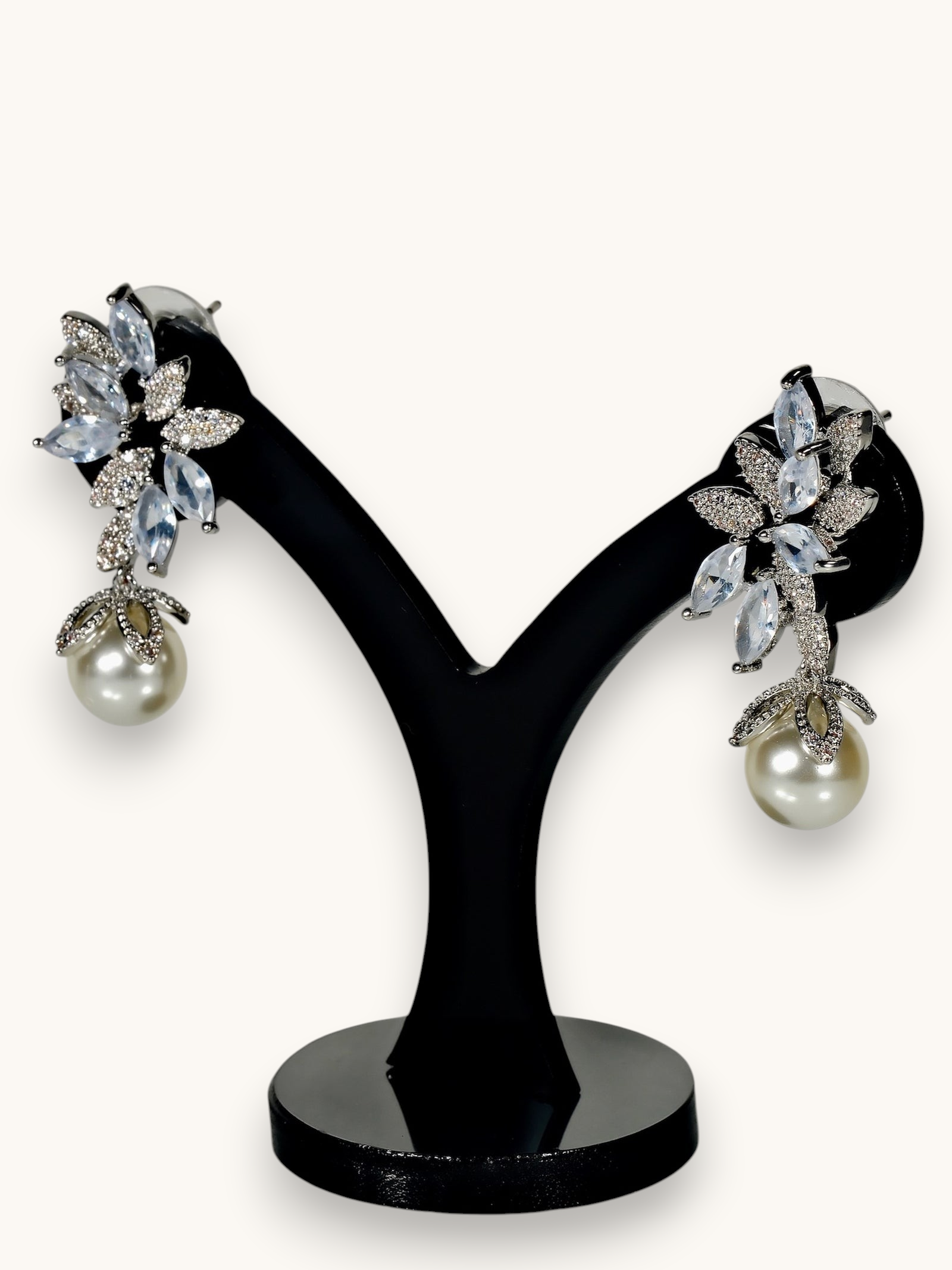 Auskarai "Floral Pearl Dangles"