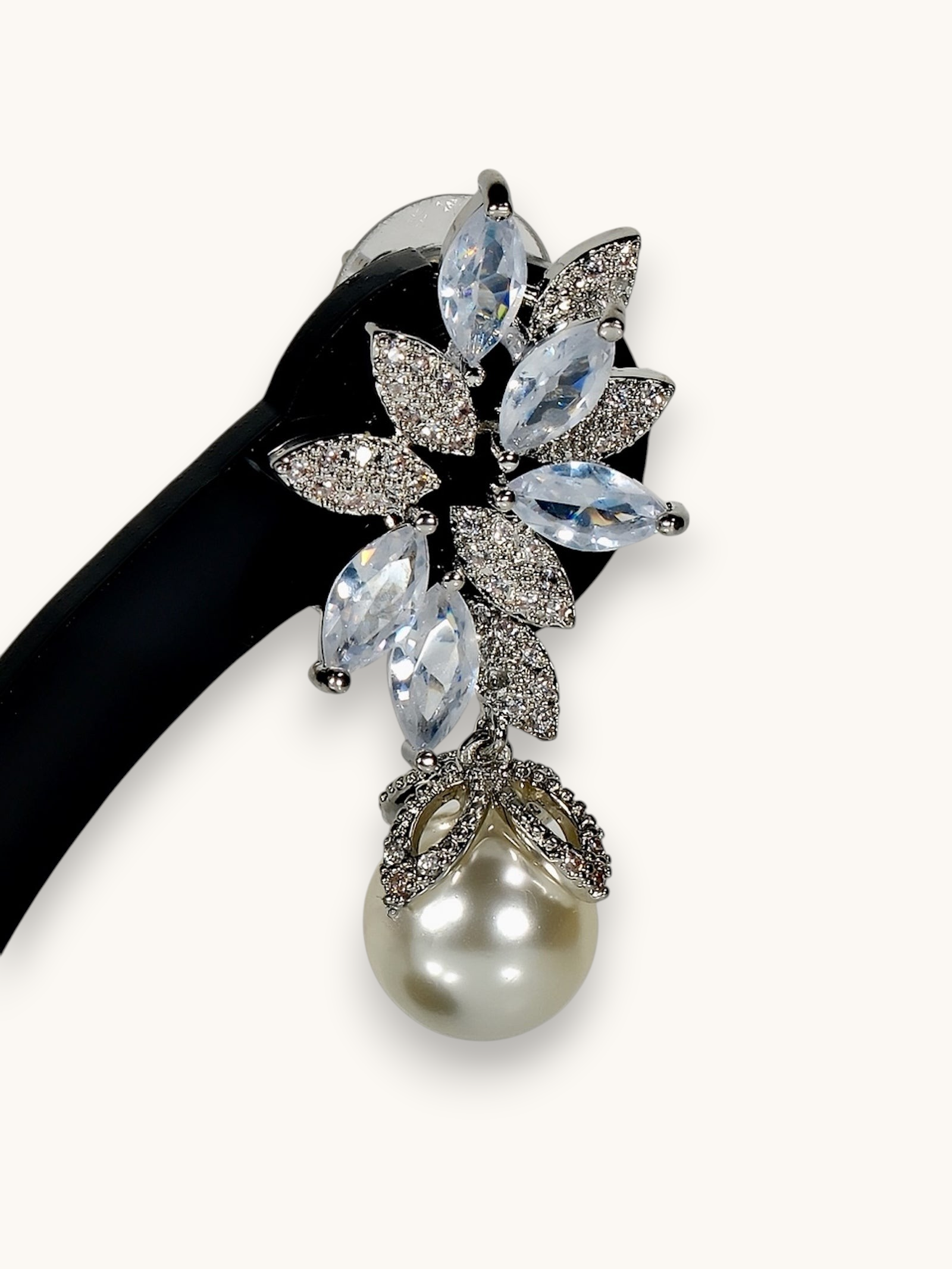 Auskarai "Floral Pearl Dangles"