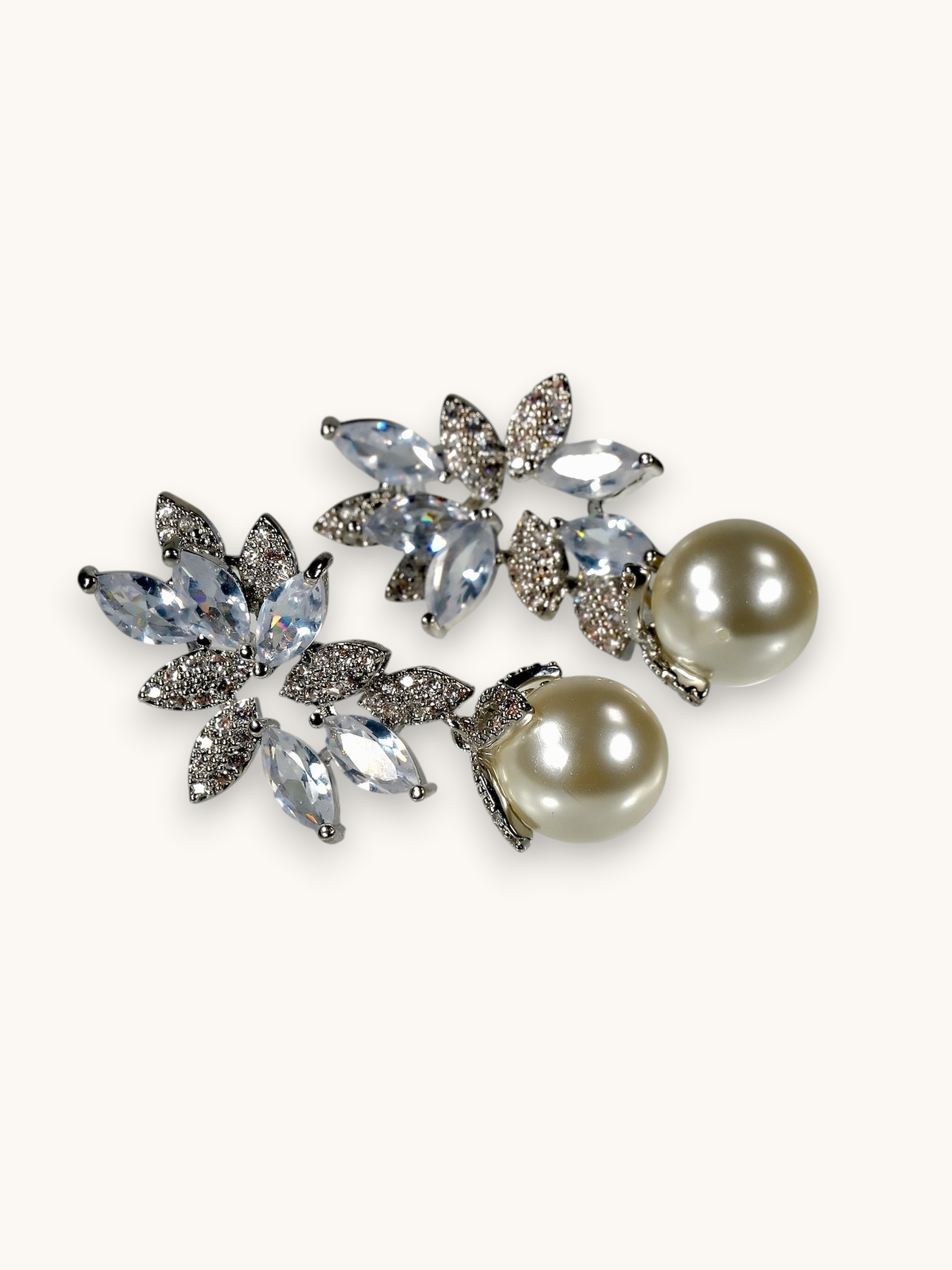 Auskarai "Floral Pearl Dangles"