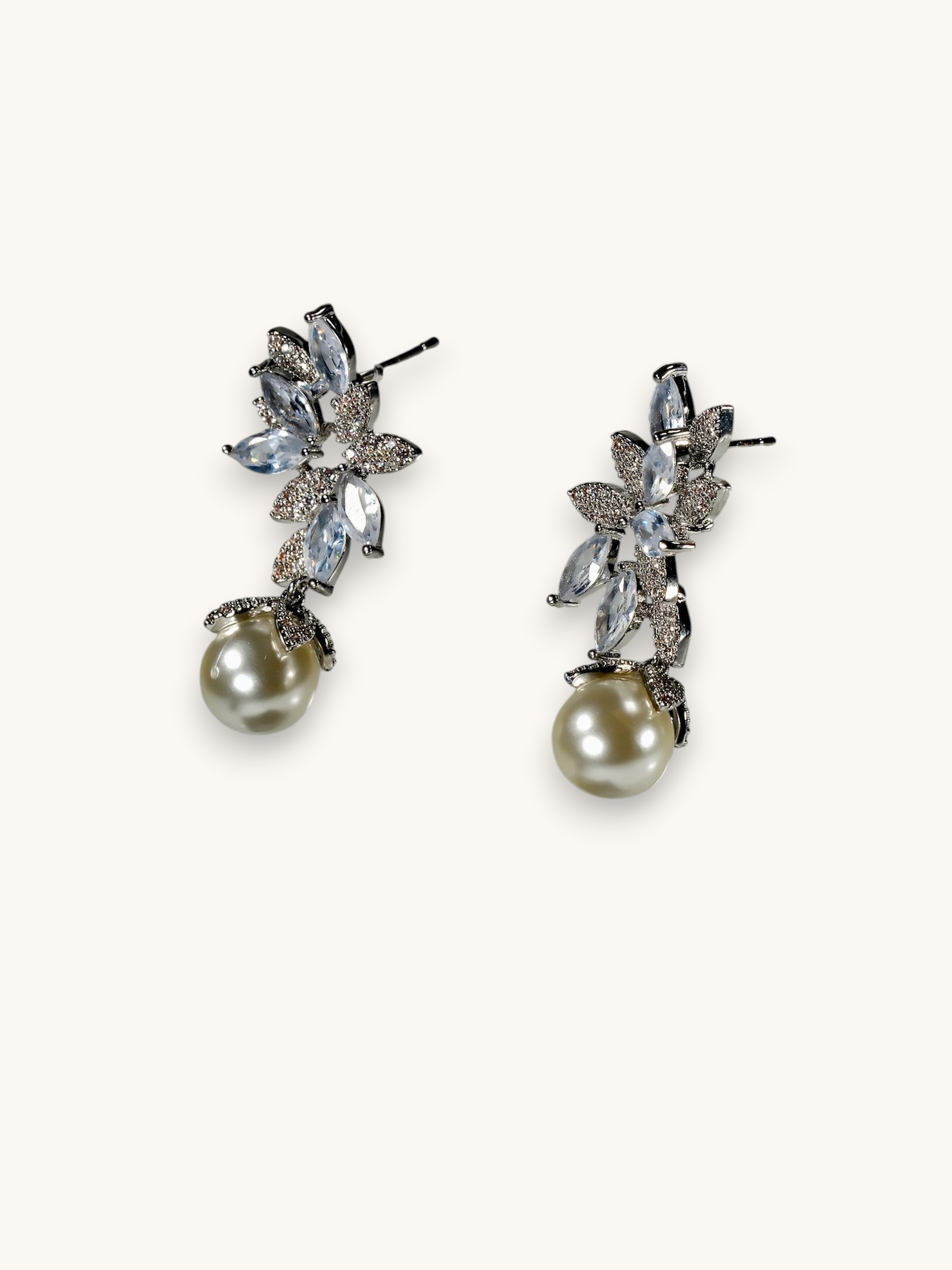 Auskarai "Floral Pearl Dangles"
