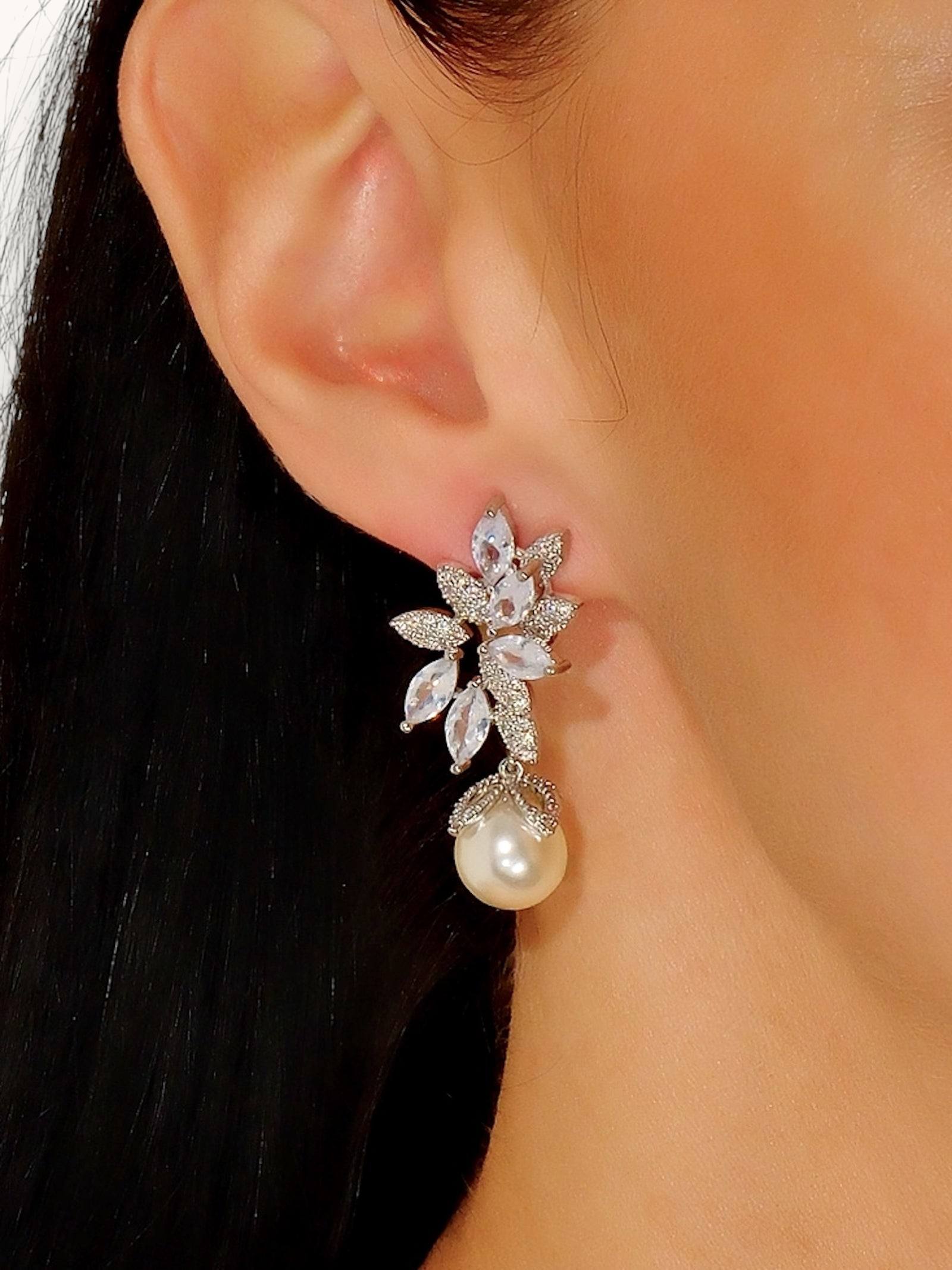 Auskarai "Floral Pearl Dangles"
